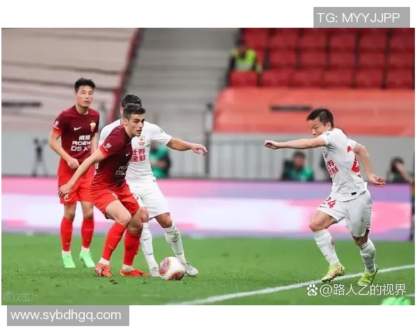 足球明星大力爆射展现惊人技巧引发球迷热烈欢呼与媒体热议