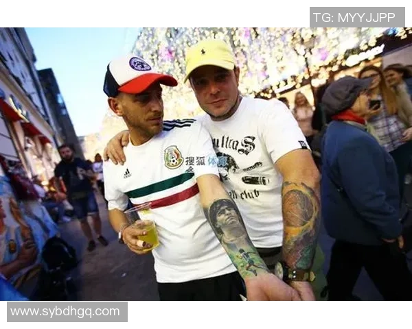 足球明星齐聚展现颠球技巧引发球迷热烈追捧与欢呼